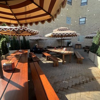 Small Cheval- Wicker Park - Outdoor patio seating! - Burgers Near Me - Chicago, Illinois Small Cheval- Wicker Park - Outdoor patio seating! - Burgers Near Me - Chicago, Illinois