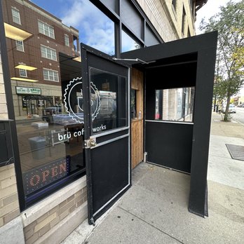 Brü Coffeeworks - Exterior. Order window with winter wind shield. No customers inside (Oct 2022) - Coffee Roasteries Near Me - Chicago, Illinois