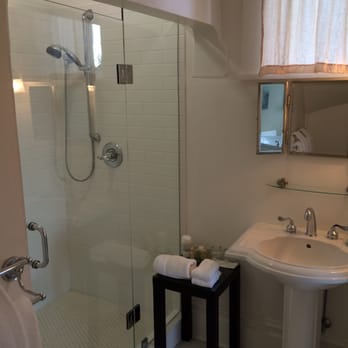 Fairholme Manor - Bathroom (in addition to the jacuzzi room) - Bed & Breakfast Near Me - Victoria, British Columbia Fairholme Manor - Bathroom (in addition to the jacuzzi room) - Bed & Breakfast Near Me - Victoria, British Columbia