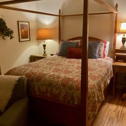 Willows Inn Bed and Breakfast - comfy bed and NO neck aches (I frequently get them when I sleep on different beds...NOT here)