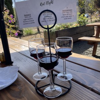 La Nebbia Winery - Red wine flight - Wineries Near Me - Half Moon Bay, California La Nebbia Winery - Red wine flight - Wineries Near Me - Half Moon Bay, California