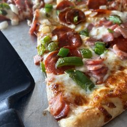 Bear's Den Pizzeria - Pizza