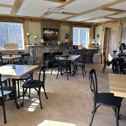 Brent Manor Vineyards - A sunny room