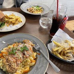 Rawlings - Love To Eat - Pulled pork, dirty fries on the side. Buffalo mac and cheese, and truffle fries