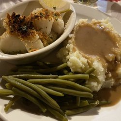 Maynard's In Maine - Scallops with mashed potatoes and green beans