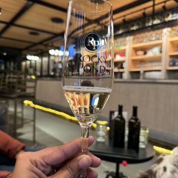 Rocky Pond Winery - Chelan - Wine Tasting Room Near Me - Chelan, Washington