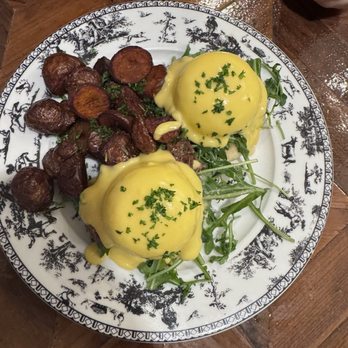 The White Oak Cottage - Short rib eggs Benedict - New American Near Me - Lithia, Florida The White Oak Cottage - Short rib eggs Benedict - New American Near Me - Lithia, Florida