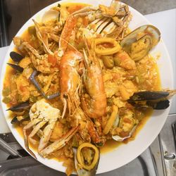 Mariscos en salsa criolla