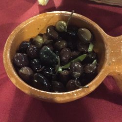 Parlamento - Olives for the starter, they are cured in garlic and are great!