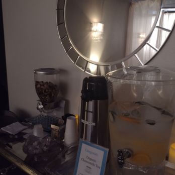 Spa Gregorie's Newport Beach - Quiet room area has nuts, tea, and infused water. - Day Spas Near Me - Newport Beach, California Spa Gregorie's Newport Beach - Quiet room area has nuts, tea, and infused water. - Day Spas Near Me - Newport Beach, California