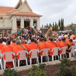 Wat Suddhavasa - Lots of people attending the ceremony