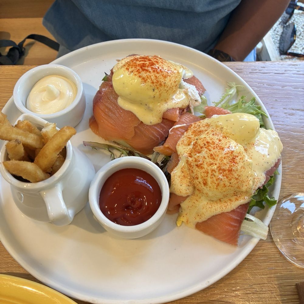 Flipper’s - Eggs Benedict w/salmon - Pancakes Near Me - New York, New York Flipper’s - Eggs Benedict w/salmon - Pancakes Near Me - New York, New York