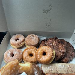 When you come at 10 AM and there's no more tiger tails left... still got some hot and fresh glazed and chocolate donuts. The ABSOLUTE BEST!!