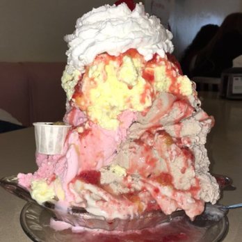 Superior Dairy - Banana split with strawberry, vanilla and banana ice cream - Ice Cream & Frozen Yogurt Near Me - Hanford, California