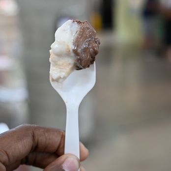 Jeni's Splendid Ice Creams - Butter cake + Darkest Chocolate - Ice Cream & Frozen Yogurt Near Me - Nashville, Tennessee