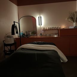 Facial Room. Heated bed and calming/relaxing atmosphere Facial Room. Heated bed and calming/relaxing atmosphere