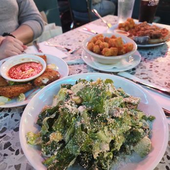 Ellen's Stardust Diner - Diners Near Me - New York, New York