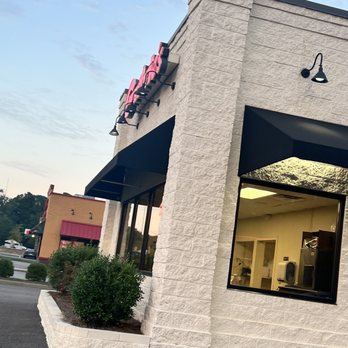 Guthrie's Chicken - the outside of a restaurant - Fast Food Near Me - Birmingham, Alabama