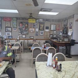 Johnson's Bar-B-Que - Inside