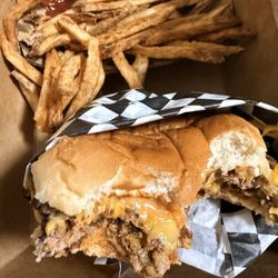 Shake'Hen Buns - Smash burger and fries