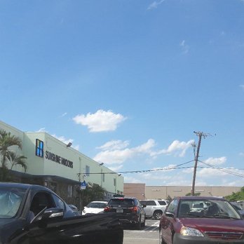Sunshine Window Manufacturing - Factory entrance. - Windows Installation Near Me - Hialeah, Florida Sunshine Window Manufacturing - Factory entrance. - Windows Installation Near Me - Hialeah, Florida