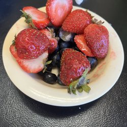 Jose's Cafecito Restaurant - Fruit was going bad and still served.