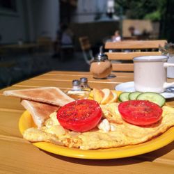 Jeepney - "Omelett von zwei Eiern" (mit Fetakäse, Tomaten, Zwiebeln, Toast und Butter)