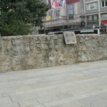 U3 Stubentor - Oberer Teil der Mauer mit Gedenktafeln - Train Stations Near Me - Vienna, 9