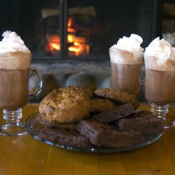 Kennebec River Pub & Brewery - Hot chocolate and brownies by the fire