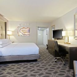 DoubleTree by Hilton Hotel Orlando East-UCF Area - Guest room