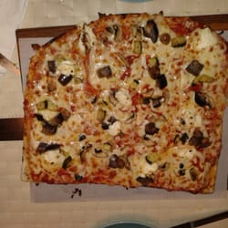 Regina di Napoli - Pizza mediana de berenjena, calabacín, champiñones, parmesano.  Para 2 compartir está muy bien.