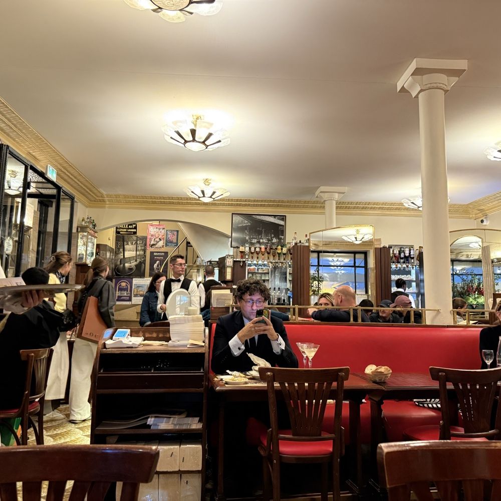 Café de Flore - Cafes Near Me - Paris, 75 Café de Flore - Cafes Near Me - Paris, 75