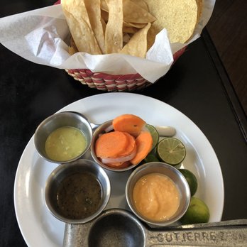 La Mariscana - Complimentary chips, salsa & pickled carrot slices. - Seafood Near Me - Laredo, Texas