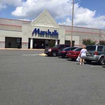 Marshalls - Parking lot with plenty of spaces - Department Stores Near Me - Falls Church, Virginia