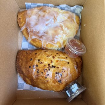 Kuboba Spot - Bottom- Kaldereta (beef stew) and Top-Mango Cheesecake empanadas - Bubble Tea Near Me - Berkeley, California
