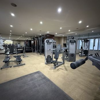 Joy-Nostalg Hotel & Suites - Weight room in the gym - Hotels Near Me - Mandaluyong, NCR