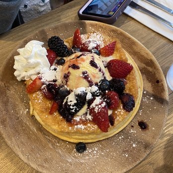 Aloha Kitchen - Berry berry soufflé pancake - Breakfast & Brunch Near Me - Honolulu, Hawaii