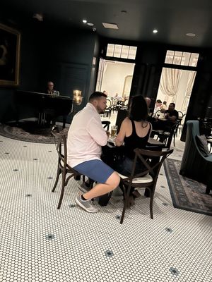 White Pillars Restaurant and Lounge by null