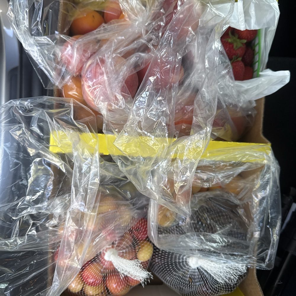 Ralph's Cherry Hut - Apricots, cherries, peaches, plums, strawberries! - Farmers Market Near Me - Gilroy, California Ralph's Cherry Hut - Apricots, cherries, peaches, plums, strawberries! - Farmers Market Near Me - Gilroy, California