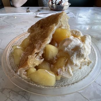 The Nugget Restaurant - Apple pie with ice cream - American Near Me - Weaverville, California The Nugget Restaurant - Apple pie with ice cream - American Near Me - Weaverville, California
