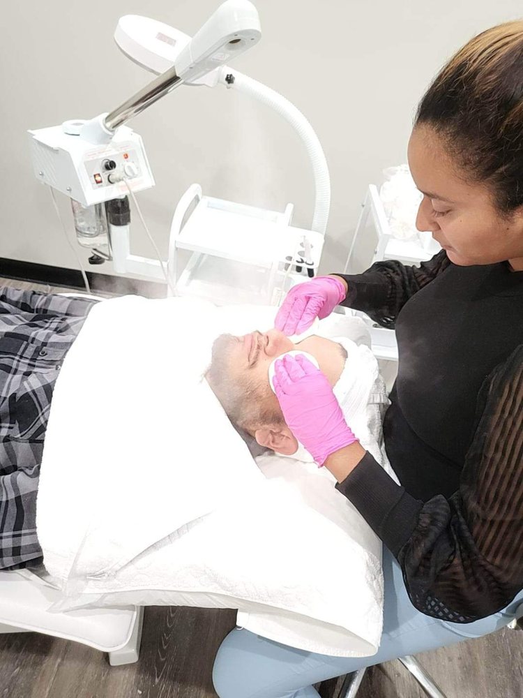 Glamore Beauty Club Logo