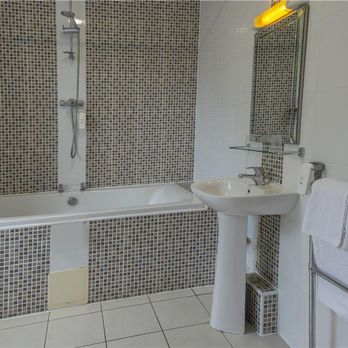 Buchanan Arms Hotel - Guest Bathroom - Hotels Near Me