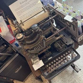Jadis - Antiques Near Me - Santa Monica, California