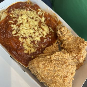 Jollibee - Spaghetti w/ chicken joy - Chicken Shop Near Me - Las Vegas, Nevada Jollibee - Spaghetti w/ chicken joy - Chicken Shop Near Me - Las Vegas, Nevada
