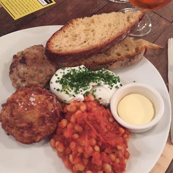 Holybelly 19 - Poached eggs with sausage party, hash brown & baked beans - Breakfast & Brunch Near Me - Paris, 75 Holybelly 19 - Poached eggs with sausage party, hash brown & baked beans - Breakfast & Brunch Near Me - Paris, 75