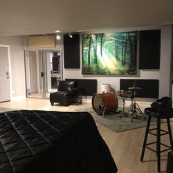 HyperThreat Sound and Rehearsals - Beautifully decorated! Includes allergy air cleaners to keep the environment clean.