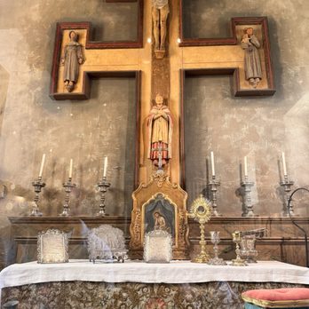 Carmel Mission Basilica - Churches Near Me - Carmel, California