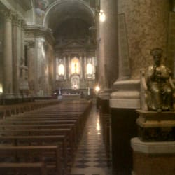 Basílica San José de Flores - El interior de la basílica.