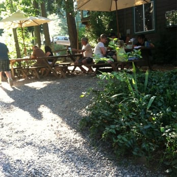 LouEddie's Pizza - Seating area down the hill out side - Pizza Near Me - Skyforest, California