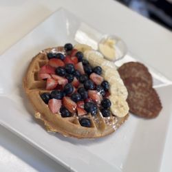 Elsie's Luncheonette - Waffle with fruit